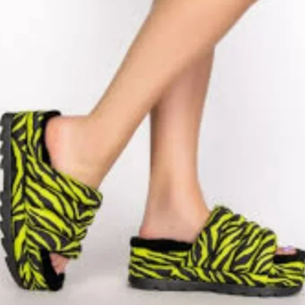 NWB UGG Slides - Picture 2 of 7